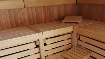 Una sauna con bancos de madera y un asiento.