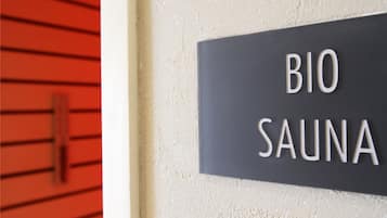 Ein Schild mit dem Aufdruck 'BIO SAUNA' an einer Wand.