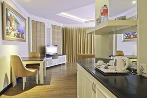 Suíte real | Área de estar | TV LED