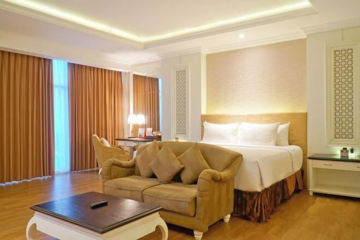 Premium bedding, in-room safe, desk, blackout curtains