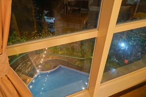 Roupas de cama premium, cofres nos quartos, escrivaninha