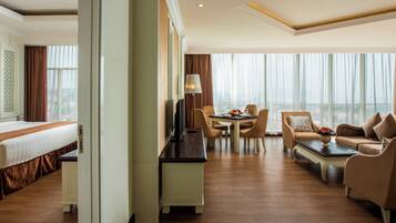 Royal Suite | Premium bedding, in-room safe, desk, blackout curtains