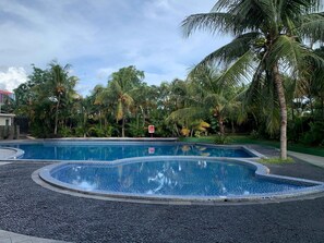 Piscina externa, funciona das 6h às 18h, espreguiçadeiras