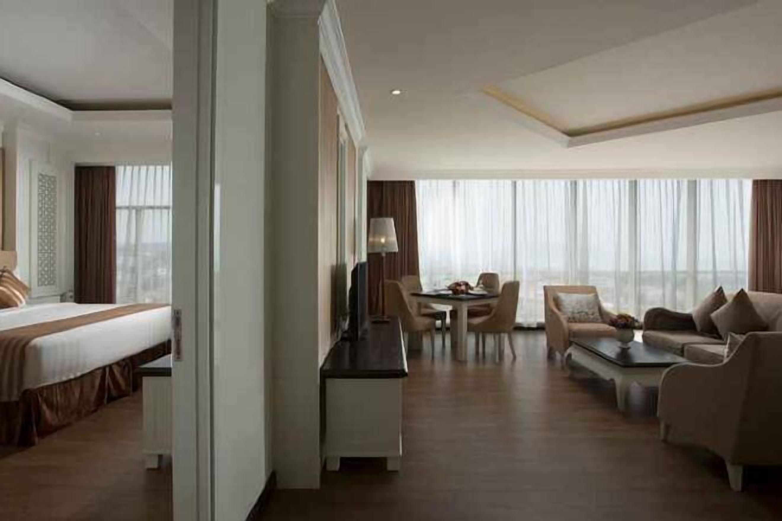 Seprai premium, brankas, meja kerja, dan tirai kedap cahaya