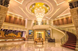 2 bars/lounges, lobby lounge