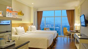 Deluxe Twin Sea View | Premium bedding, in-room safe, desk, blackout drapes