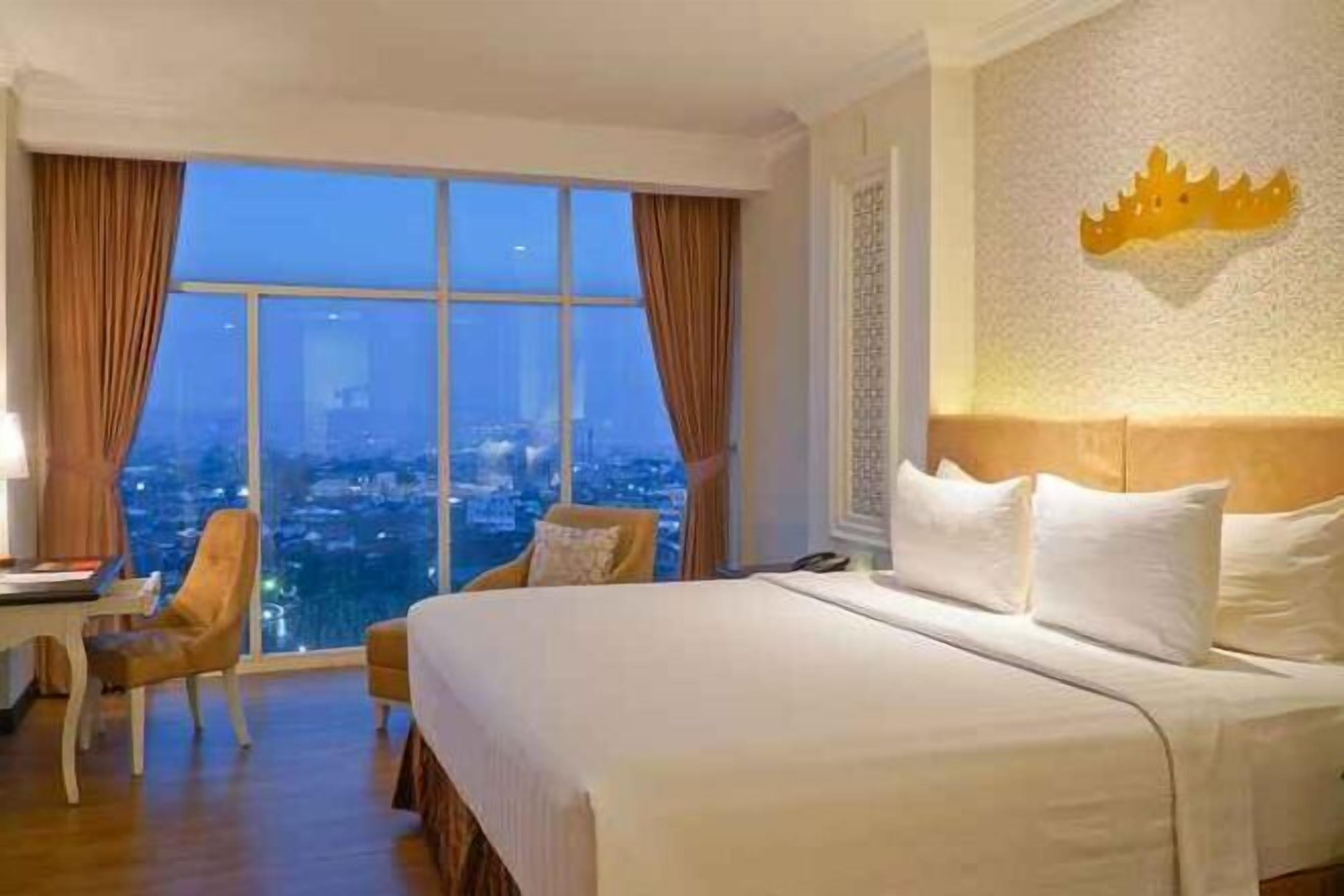 Premium bedding, in-room safe, desk, blackout curtains