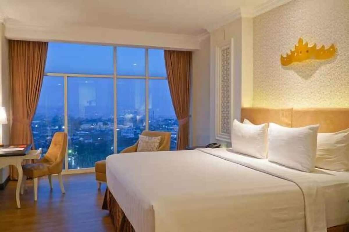 Premium bedding, in-room safe, desk, blackout curtains