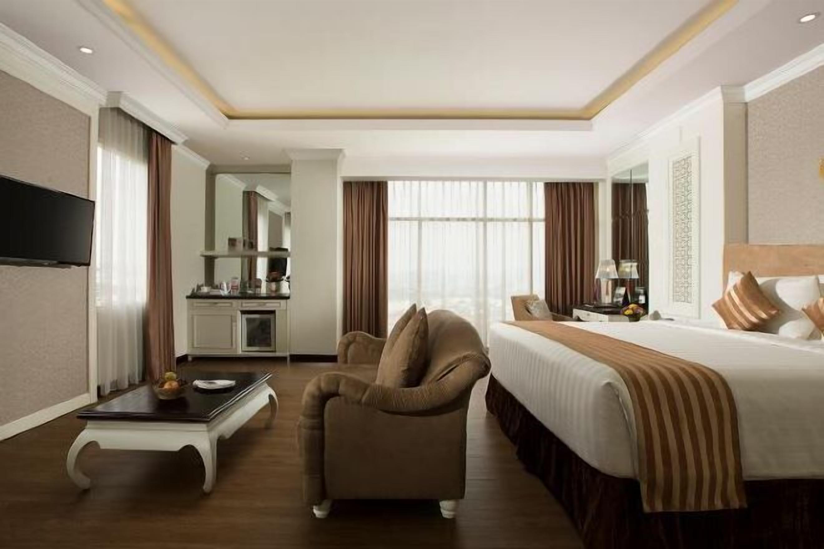 Premium bedding, in-room safe, desk, blackout drapes