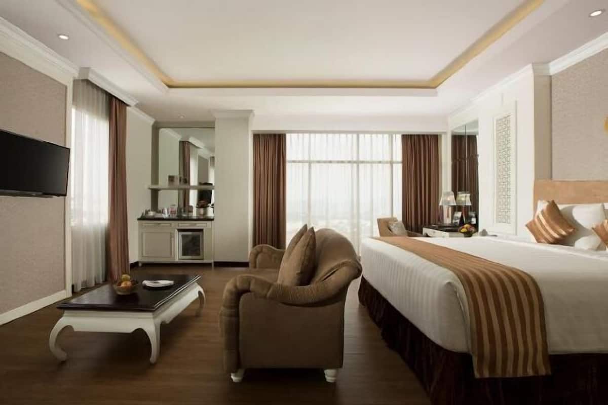 Premium bedding, in-room safe, desk, blackout drapes