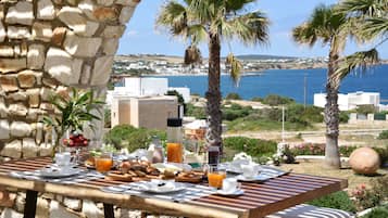 Vila luxo, 3 quartos, piscina particular, vista para o mar (Avra) | Área de estar | TV de tela plana, DVD player