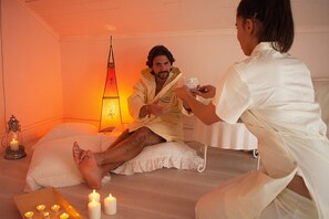 Tina de hidromasaje, tratamientos corporales y aromaterapia 