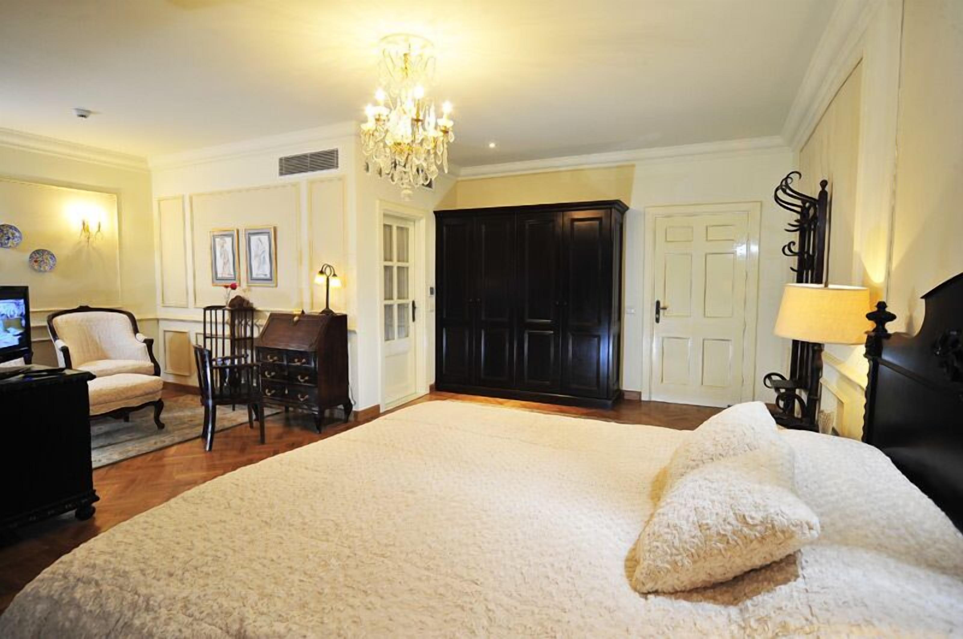 1 bedroom, premium bedding, free minibar items, in-room safe