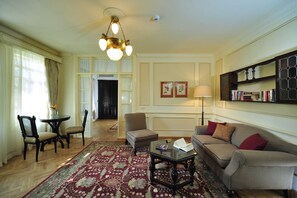 Suite – premier, hageutsikt, hageområde | Oppholdsområde | Flatskjerm-TV