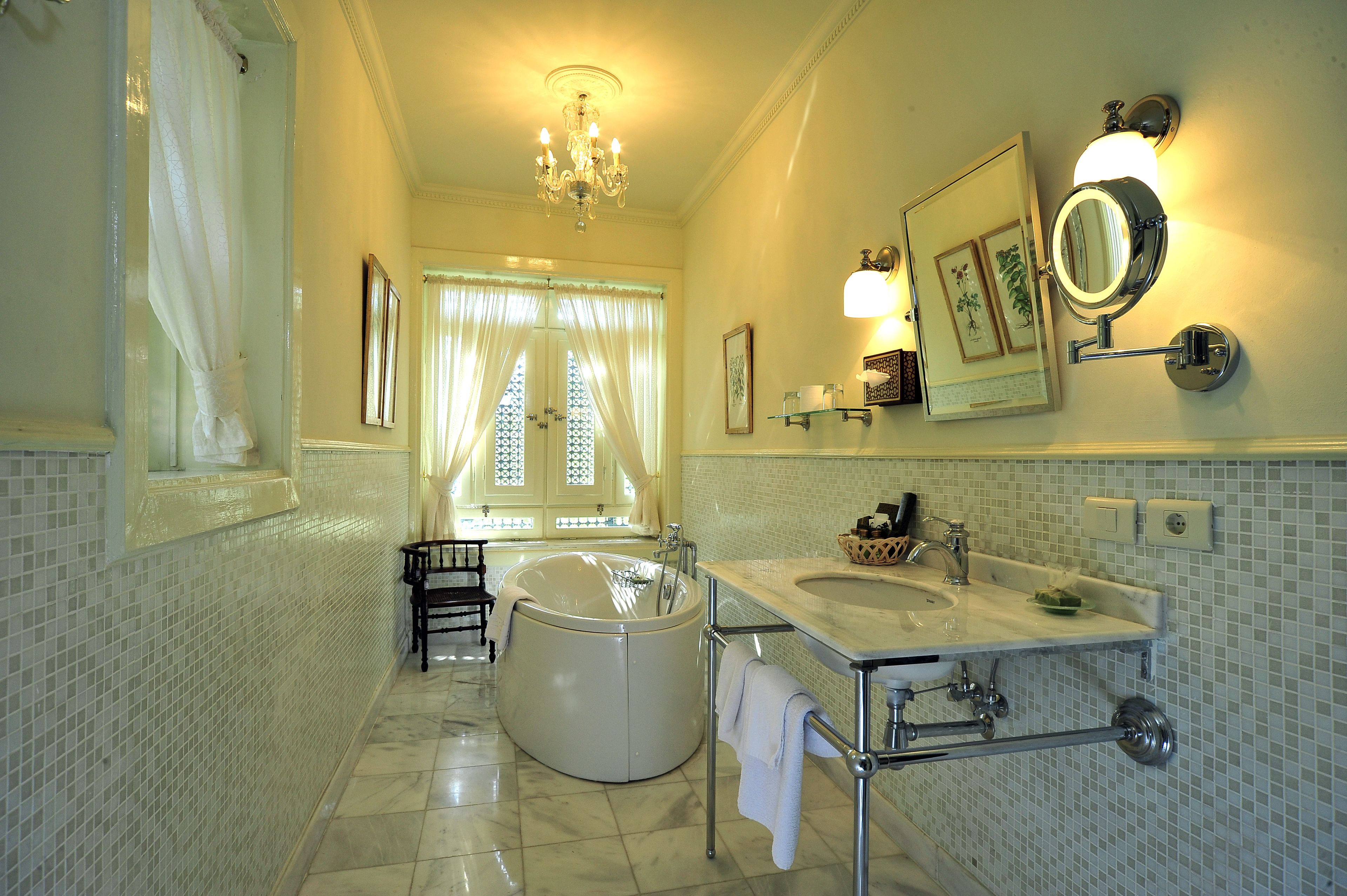 junior suite, garden view, garden area | bathroom | free toiletries, hair dryer, bathrobes, slippers
