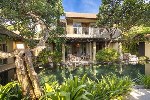 A house with a pool, surrounded by lush greenery and a large tree. - The Royal Purnama Beach Boutique Villas - Adult Only (Sukawati)