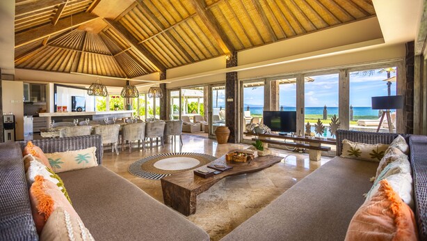 Four Bedroom Beach Front Pool Villa - Sunrise | Oppholdsområde