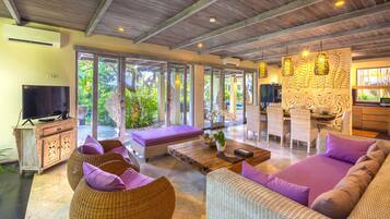 Four Bedroom Pool Villa - Anggrek | Área de estar | TV LCD 42 polegadas com canais a cabo
