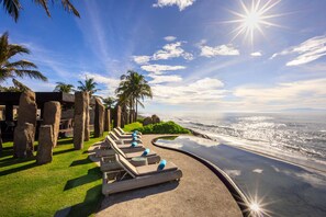 On the beach, black sand, sun-loungers, beach umbrellas - The Royal Purnama Luxury Villas - Adults Only (Sukawati)