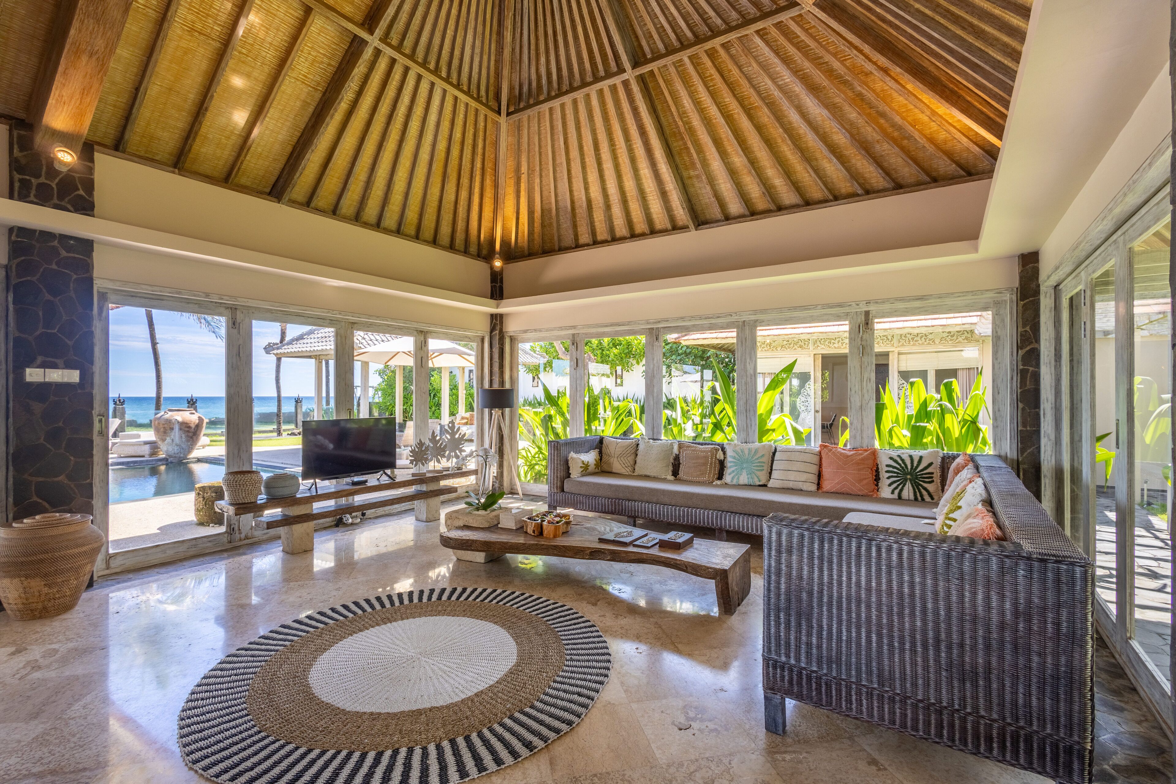 Four Bedroom Beach Front Pool Villa - Sunrise | Wohnbereich | 42-Zoll-LCD-Fernseher mit Kabelempfang