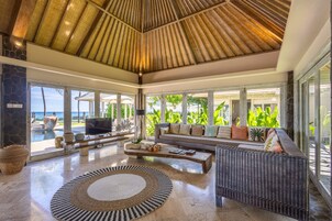Four Bedroom Beach Front Pool Villa - Sunrise | Vardagsrum | 42-tums LCD-tv med kabelkanaler