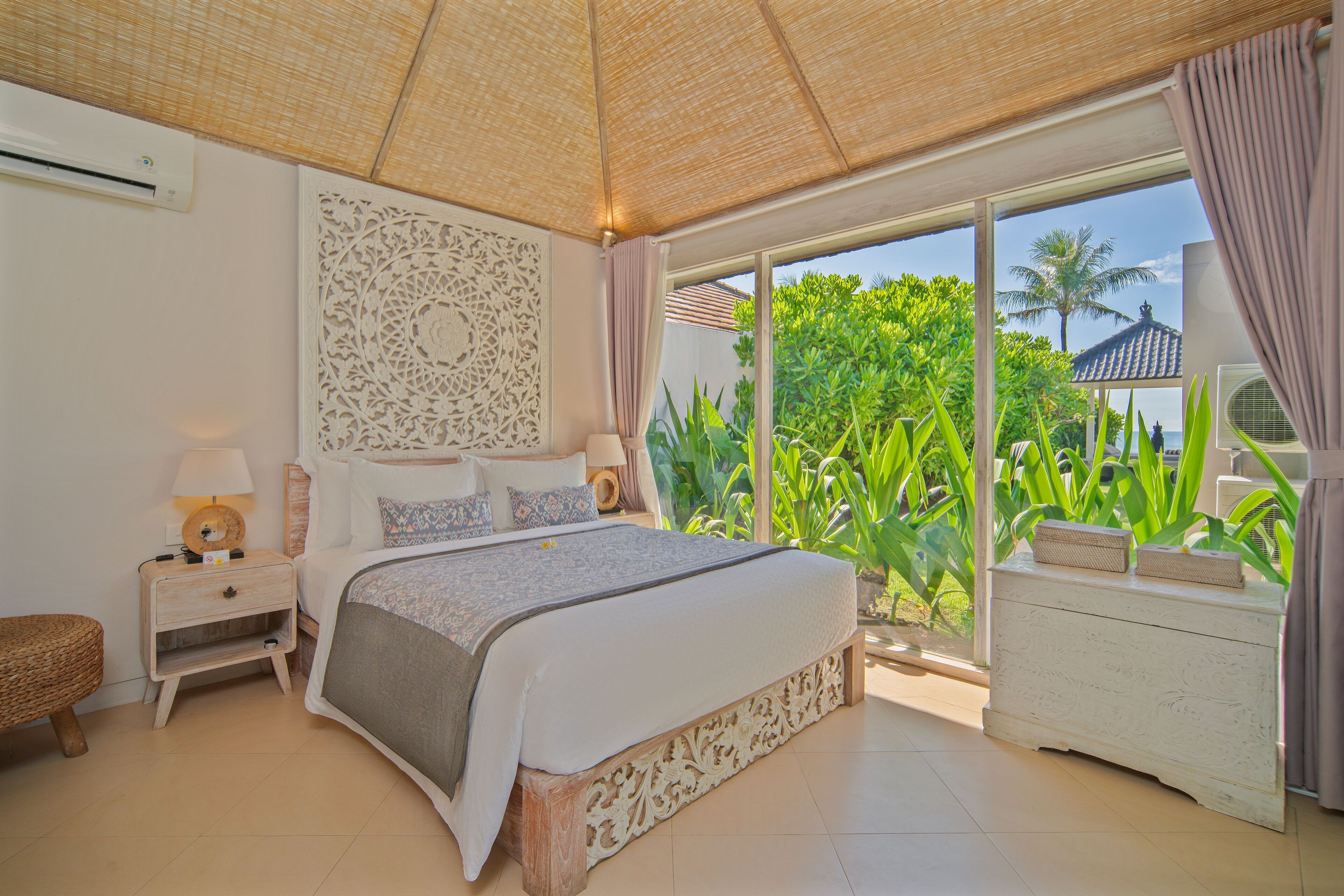 Four Bedroom Beach Front Pool Villa - Sunrise | Kostenlose Minibar, Zimmersafe, Schreibtisch, kostenloses WLAN