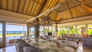 Four Bedroom Beach Front Pool Villa - Sunrise | Spiseområde på rommet