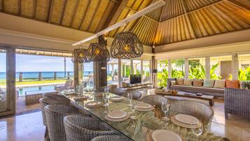 Four Bedroom Beach Front Pool Villa - Sunrise | Essbereich im Zimmer