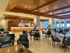 2 bars/lounges, 2 poolside bars