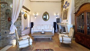 Villa, 3 Bedrooms, Sea View (Kato Spiti) | 客廳 | 平面電視、壁爐