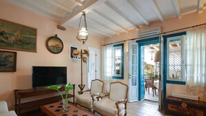 Villa, 3 Bedrooms, Sea View (Pano Spiti) | 客廳 | 平面電視、壁爐