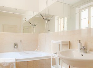 Comfort Double Room | Bathroom | Free toiletries, hair dryer, slippers, towels