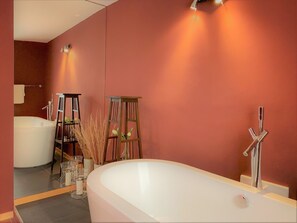 Suíte romântica, terraço | Banheiro | Produtos de toalete grátis, secador de cabelo, chinelos 