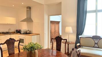 Deluxe Apartment, Kitchen | Ruang tamu