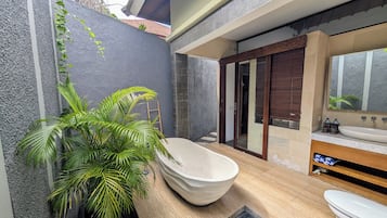 Villa, 2 hálószobával | Fürdőszoba | Külön fürdőkád, illetve zuhanyzó, hidromasszázskád és esőzuhany