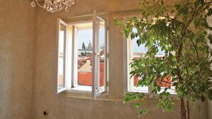 Unclassified image, 5 of 21, button - Alchymist Nosticova Palace (Prague)