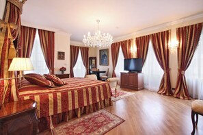 Deluxe Room | Living area | 32-inch flat-screen TV with digital channels, TV - Alchymist Nosticova Palace (Prague)