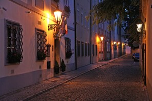 Façana frontal de l'allotjament (vespre/nit)