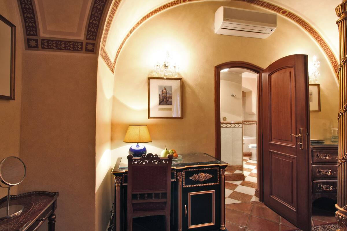 Dobbeltrom (Gothic) | Minibar, safe på rommet, skrivebord og strykejern/-brett