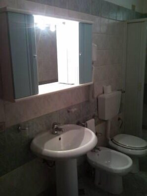 Standard Apartment, 1 Bedroom | Bathroom | Shower, free toiletries, hair dryer