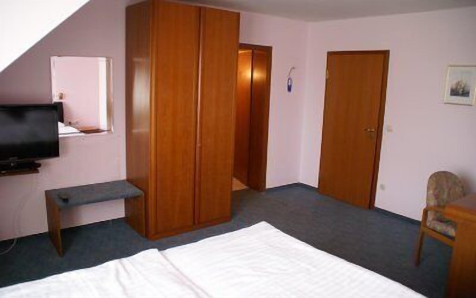 Zimmersafe, Schreibtisch, Zustellbetten, Bettwäsche