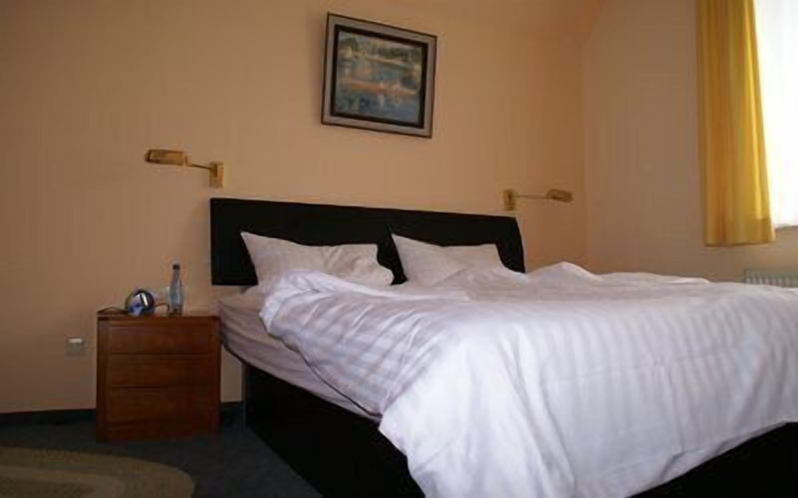 In-room safe, desk, rollaway beds, bed sheets