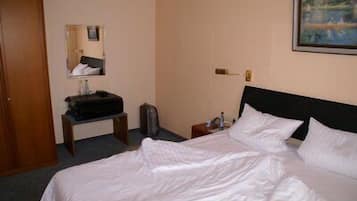 Zimmersafe, Schreibtisch, Zustellbetten, Bettwäsche