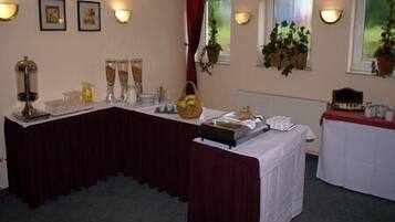 Colazione a buffet, servita tutte le mattine (12 EUR a persona)