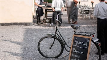 En cykel med en skylt framför ett café.