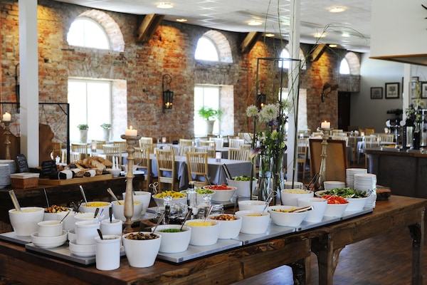 Makan tengah hari dihidangkan, masakan serantau