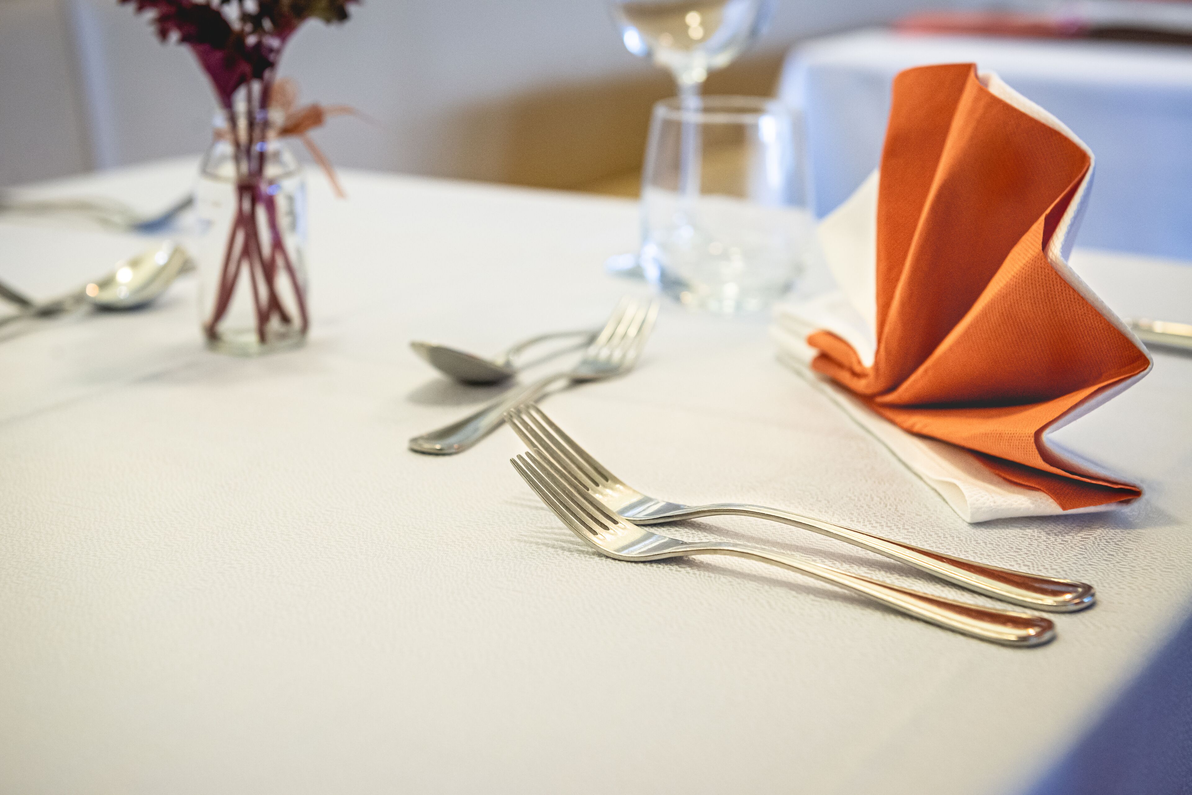 breakfast, lunch, dinner served; international cuisine