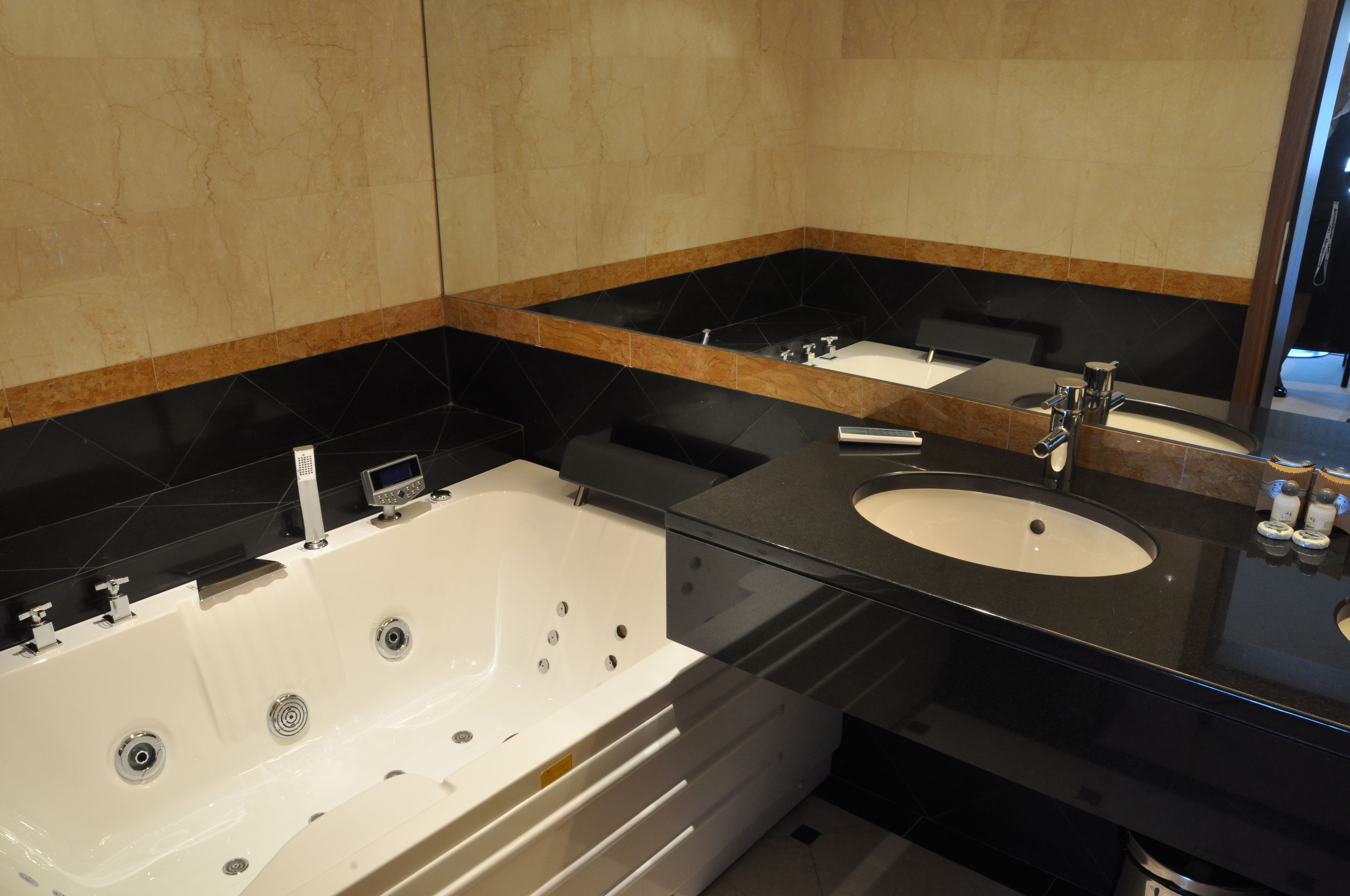 standard suite, 1 queen bed | bathroom | shower, free toiletries, hair dryer, towels