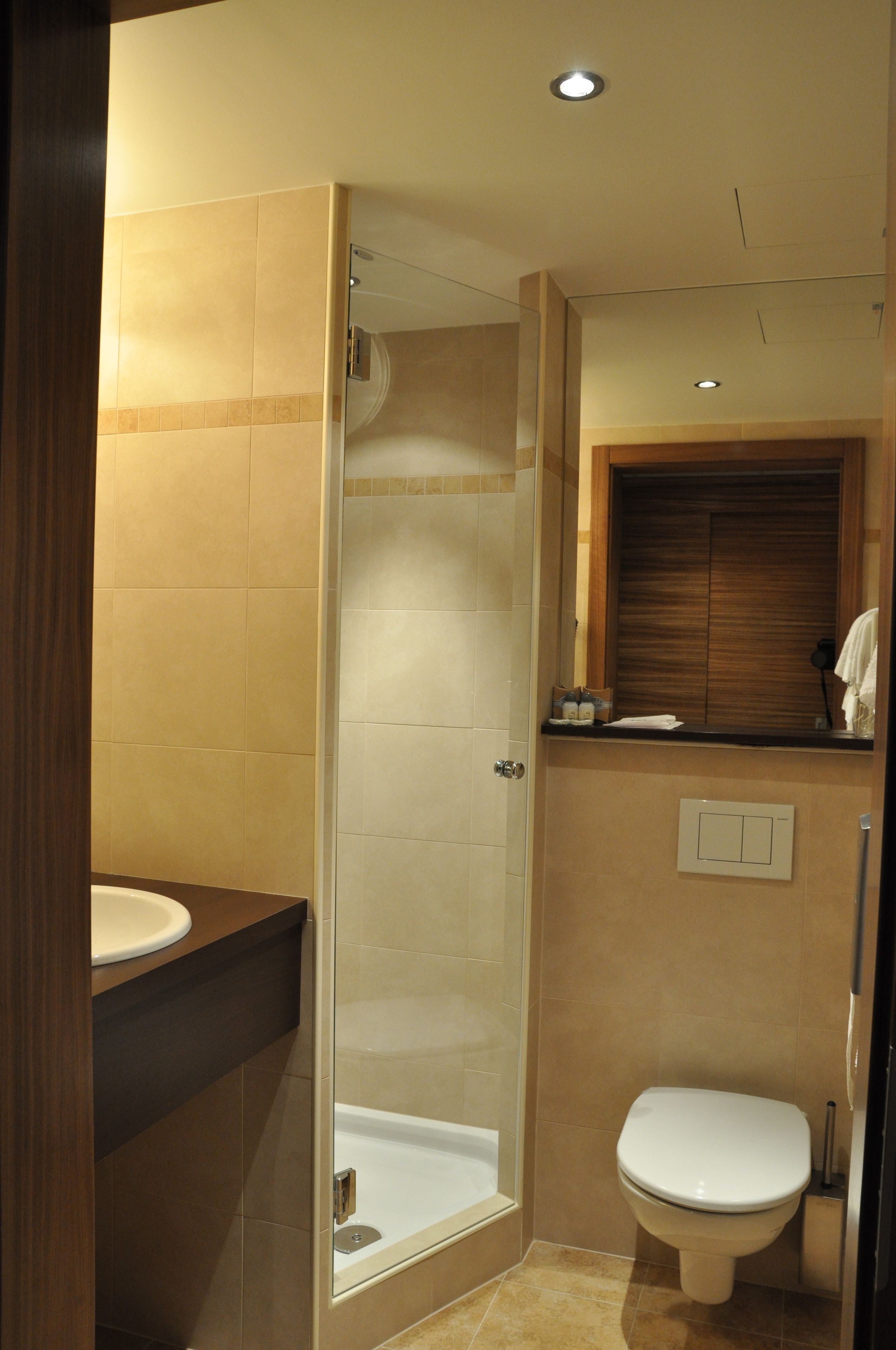 Ein Badezimmer mit Dusche, Toilette und Waschbecken.