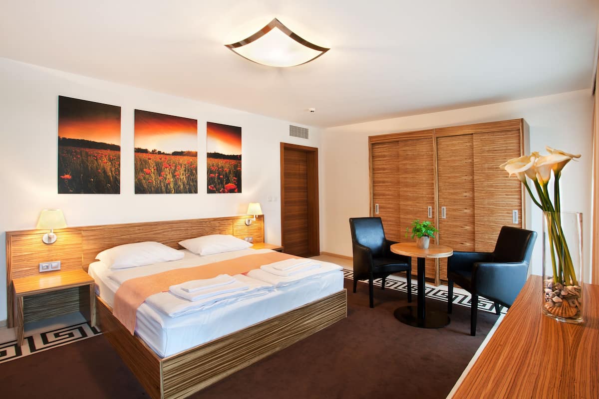 standard suite, 1 queen bed | 1 bedroom, in-room safe, desk, soundproofing